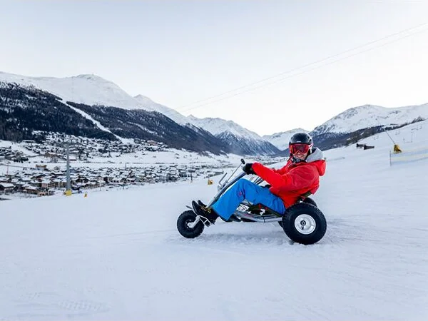Smartbox Emozionante avventura sulla neve: 3 corse in Snowkart sulle piste di Livigno per…